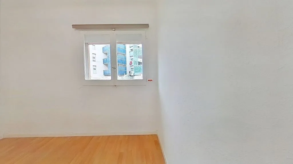 Toad - Three-Bedroom Flat with Metro Access in Verdun