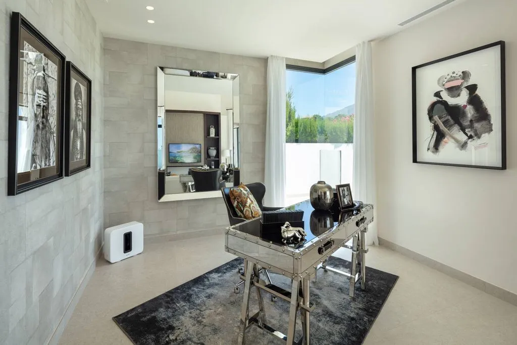 Office - Luxury Villa with Pool in Marbella