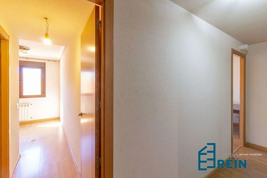 Hallway - 3-Bedroom Apartment with Garage in Recas