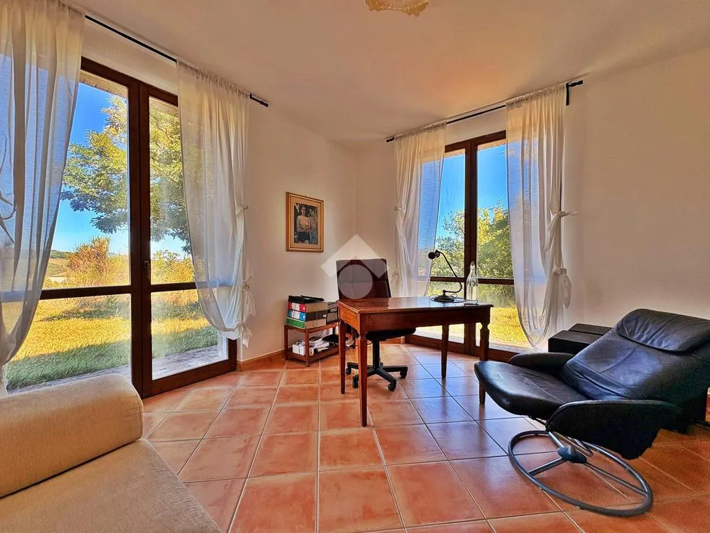 Bureau - Renovated Villa with Pool in Fabriano