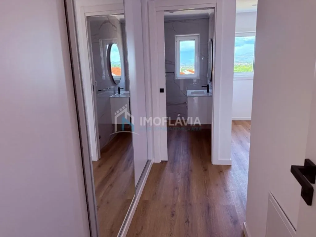 Esik - Luxury Detached House with Garage in Chaves