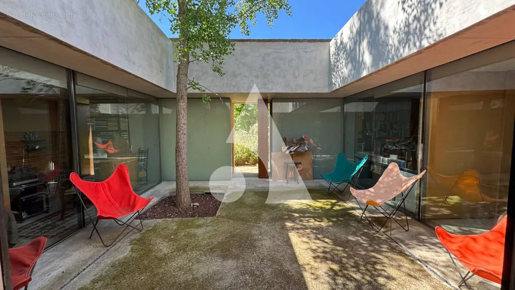 Terrass - Architectural Villa with 1000 m² Garden in Lauris