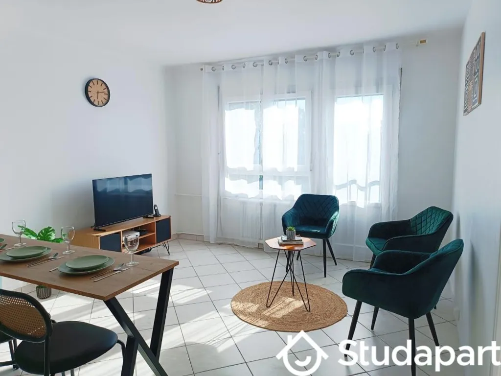Séjour - Chambre en Colocation avec Vue sur Espace Vert à Houilles