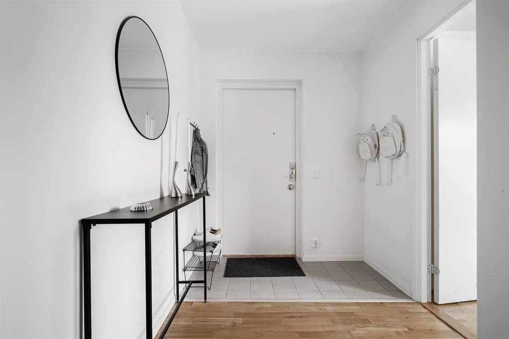 Esik - Open-Plan Flat with Balcony in Central Kallhäll