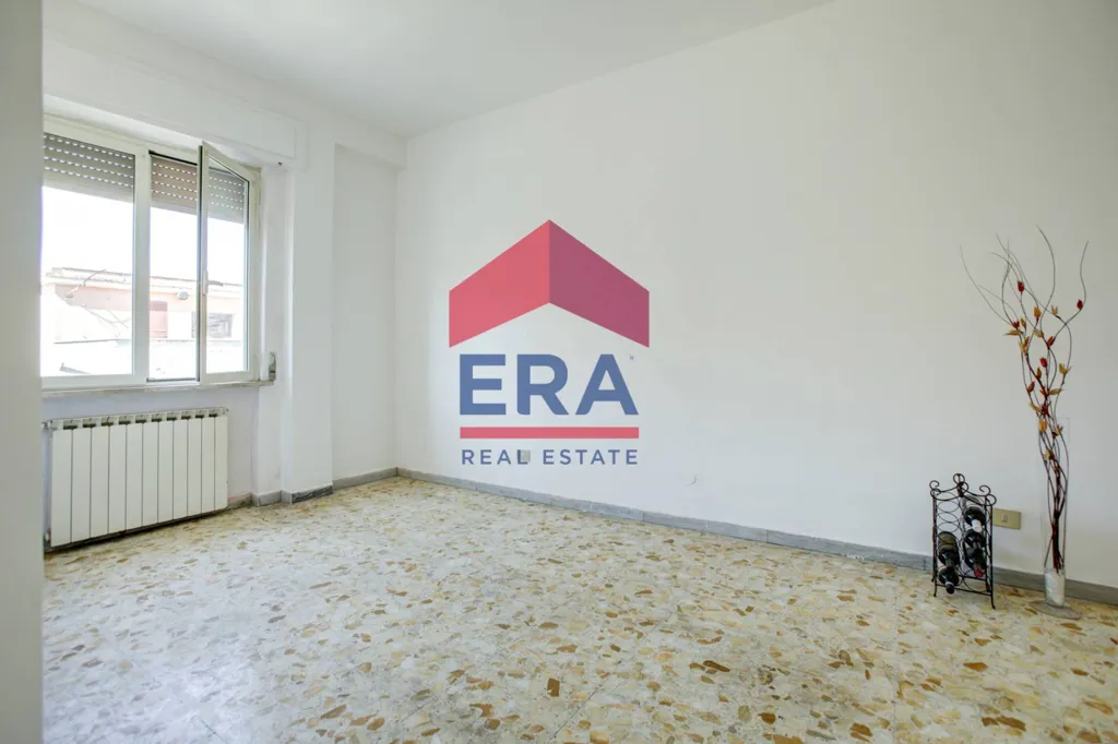 Pièces - Apartment to Renovate in Central Pomezia