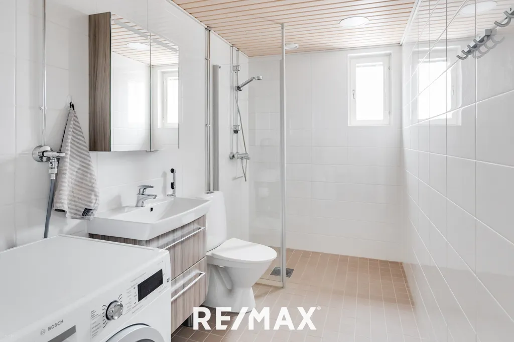 Salles de bain - Top-Floor Flat with Glazed Terrace in Malminkartano