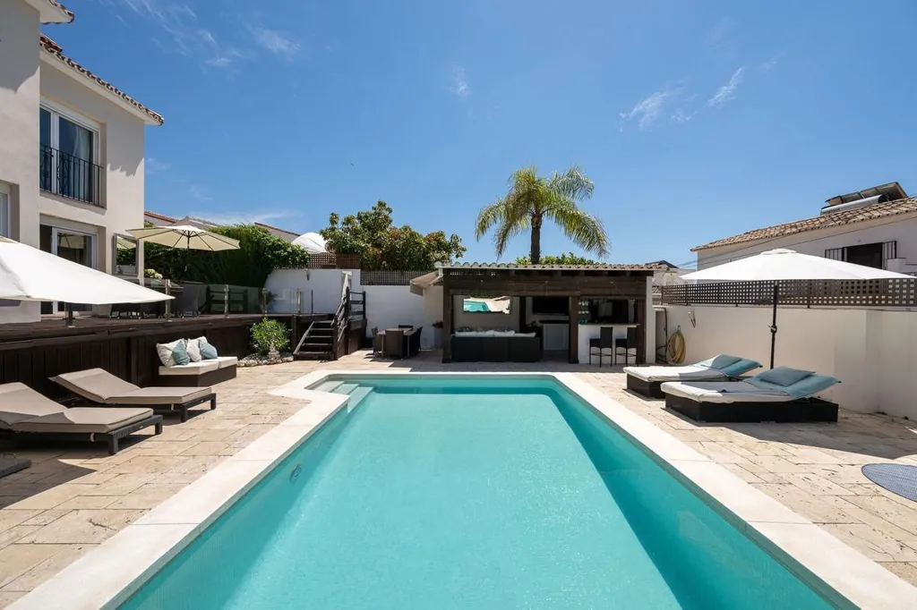 Piscine - Detached Villa with Private Pool in Río Real, Marbella