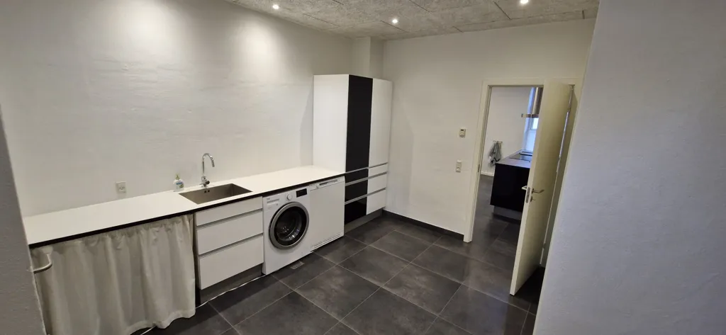 Pesuköök - Charming Townhouse with Balcony in Varde Centre