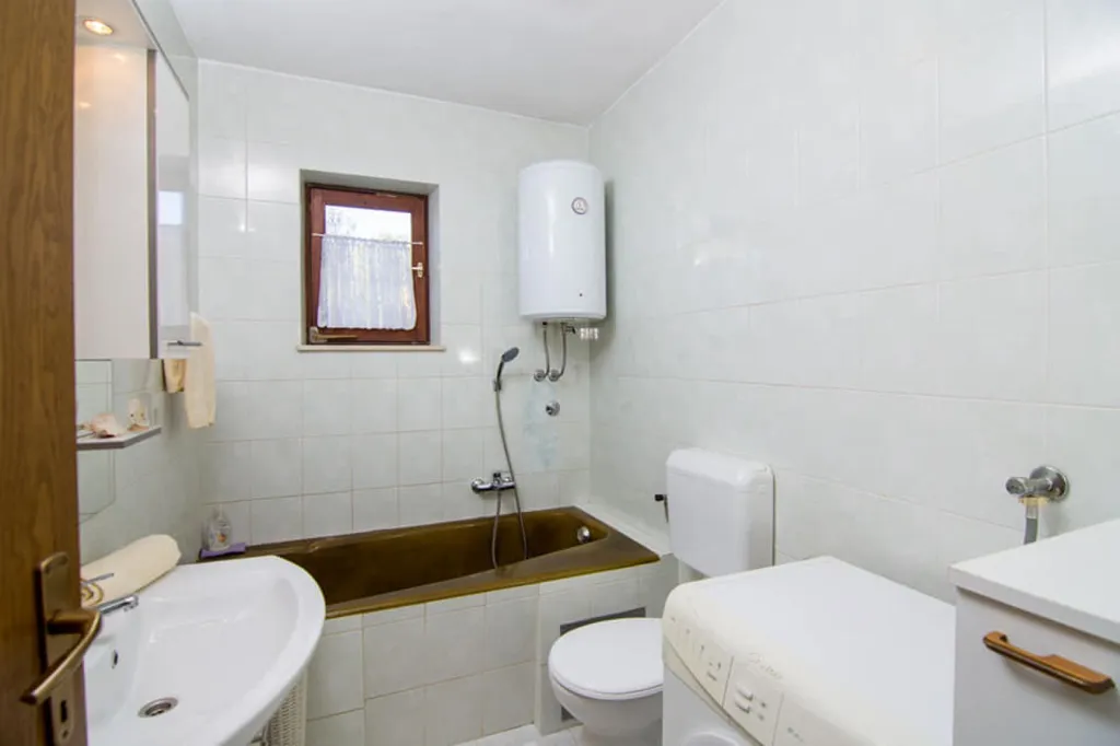Bagni - Beachfront Cottage with Sea Access in Split