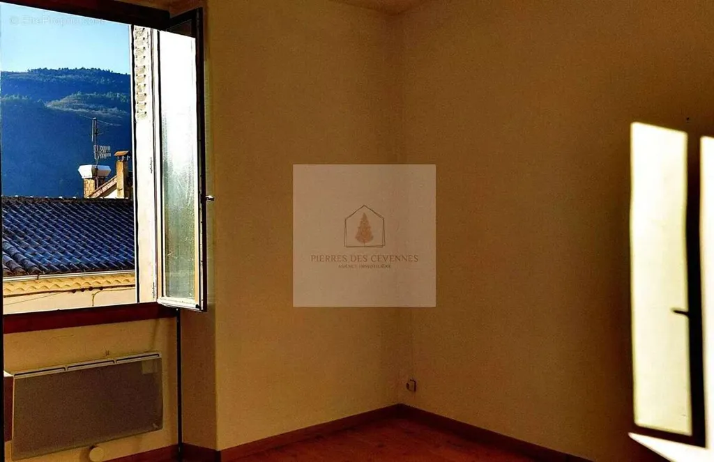 Pièces - Immeuble avec 2 Appartements et Garages au Collet de Dèze