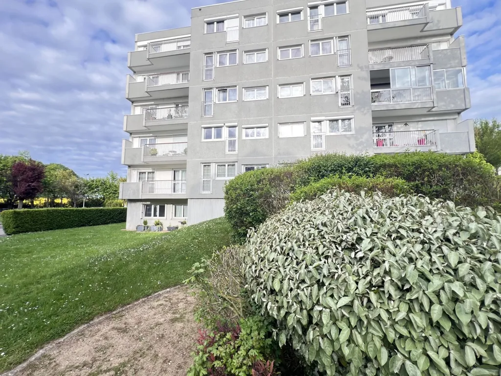 Esterno - Spacious 2-Bed Flat with Private Parking in Plaisir