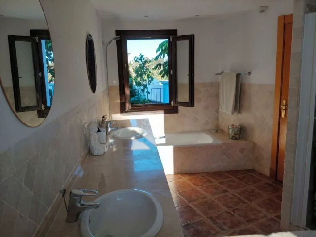 Salles de bain - Semidetached House with Patio in Estepona