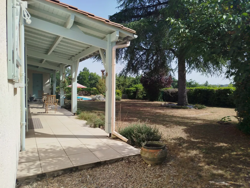 Terrace - Family House with Pool in Quiet Area