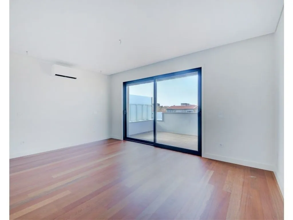 Pièces - Luxury 4-Bed Apartment with Terrace in Matosinhos