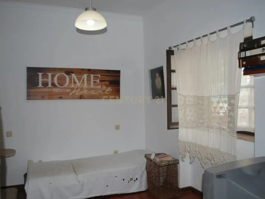 Magamistoad - Semi-Detached House with Good Light in Almada