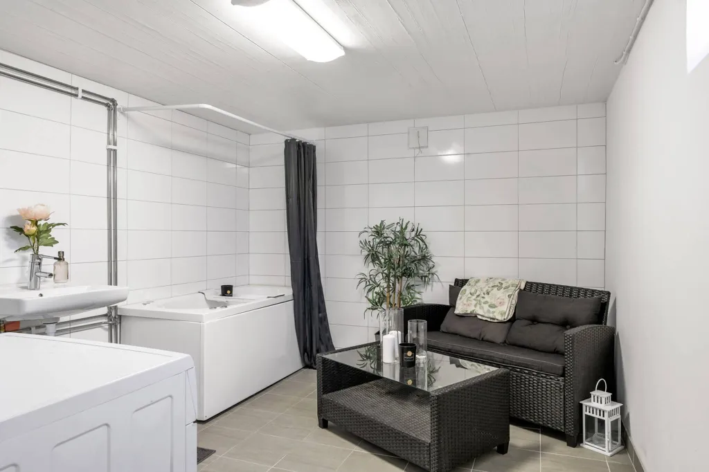 Salles de bain - 1.5-Storey Villa with Corner Plot in Gimo