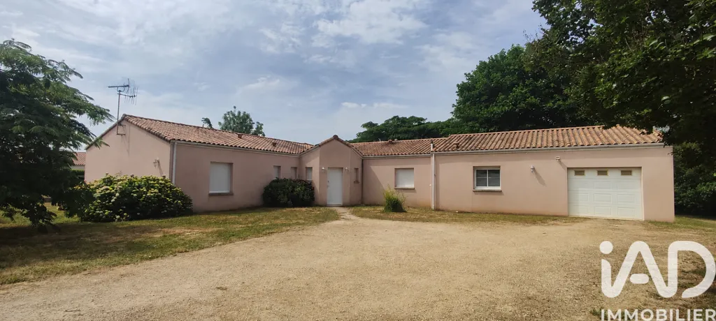 Extérieur - Maison Moderne avec Terrasse à Cherveux