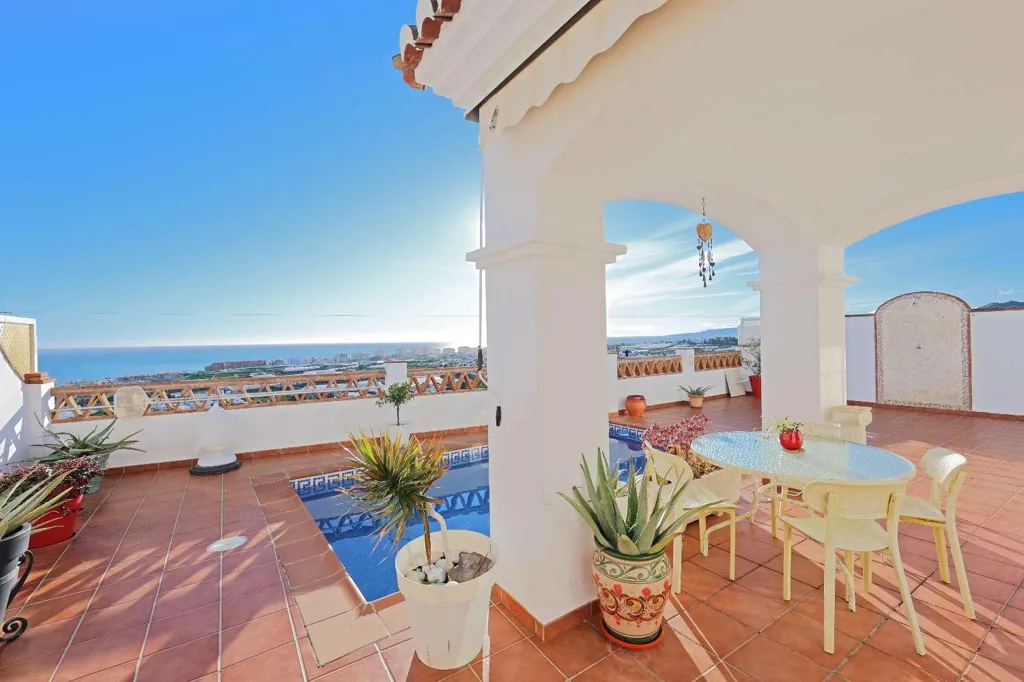 Terrass - South-Facing Villa with Sea Views in Torrox Park