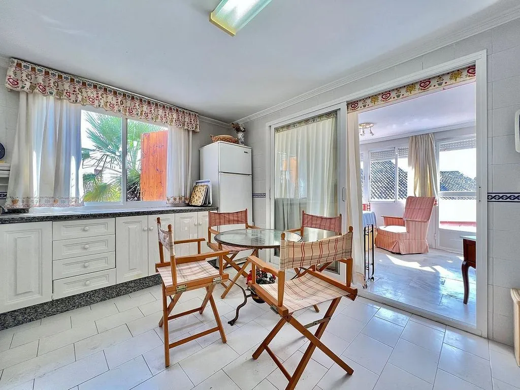 Salle à manger - Semi-detached House with Pool on National Road