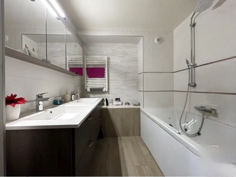 Vannitoad - 5-Piece Apartment with Balconies in Annemasse