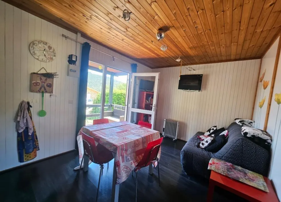 Salle à manger - Chalet avec Terrasses près du Lac de Castillon