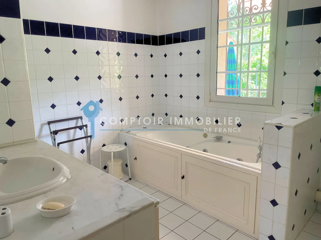 Salles de bain - Maison de Charme avec Piscine près du Centre-Ville