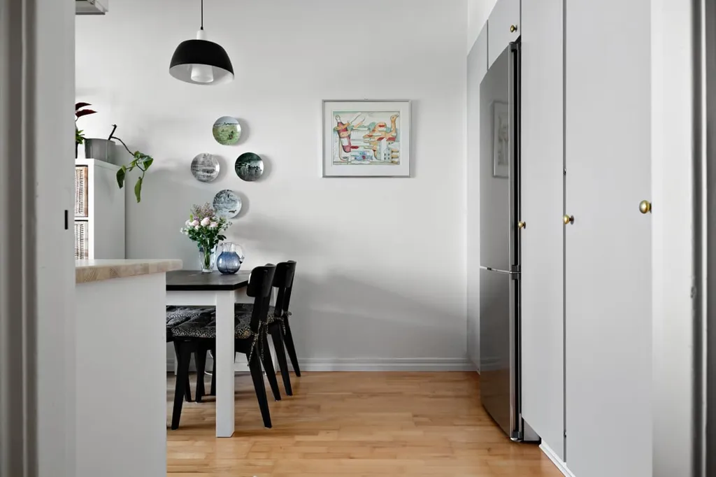 Söögituba - Spacious Two-Bedroom with South-Facing Balcony in Central Area