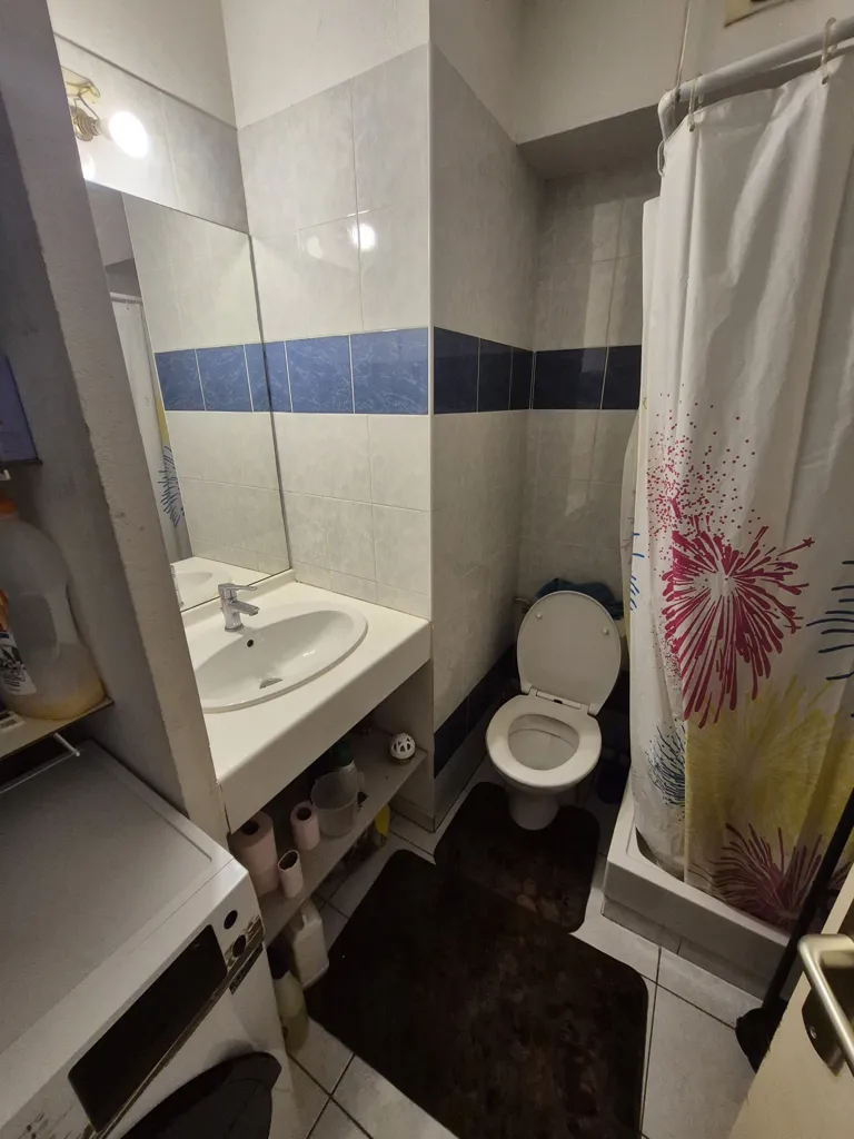 Salles de bain - Studio avec Garage à Marseille Timone