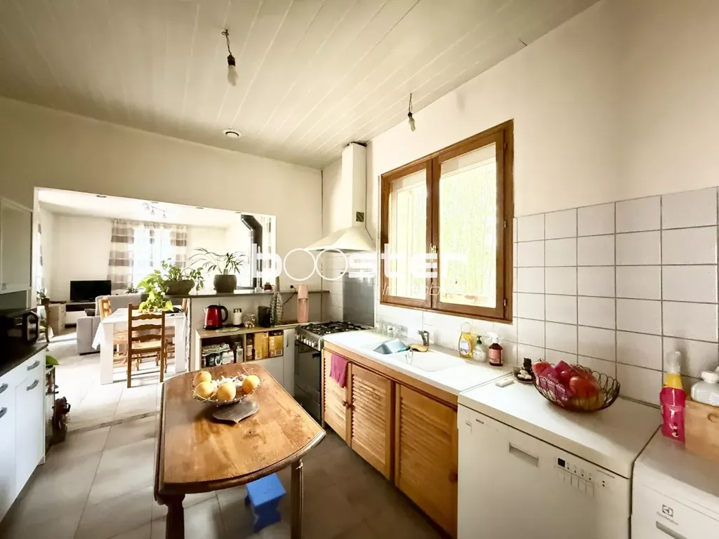 Kitchen - Four-Bedroom House with Garden in City Centre