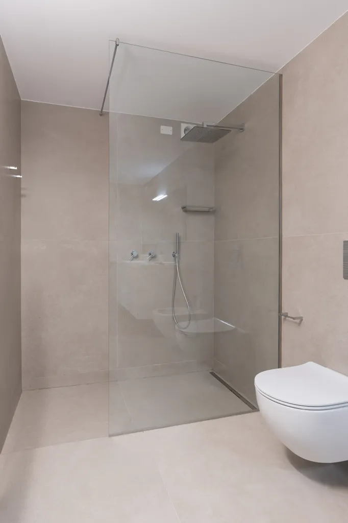 Salles de bain - Lakefront Villa with Modern Design in Limonta