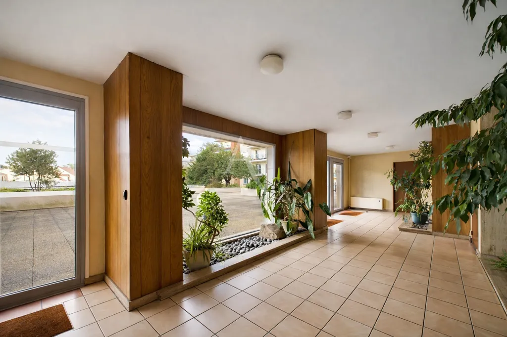 Hallway - 3-Bedroom Flat with Balcony in Maisons-Alfort