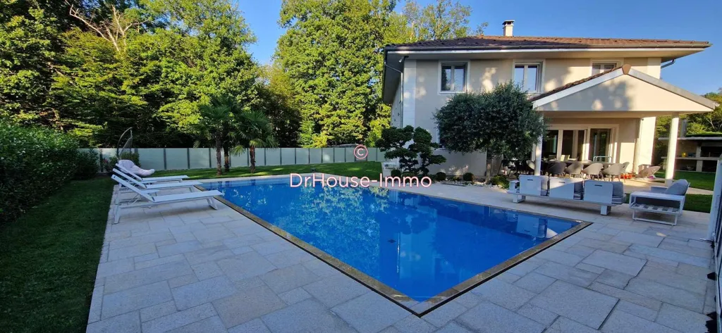 Piscine - Villa avec Piscine et Jardin à Veigy-Foncenex