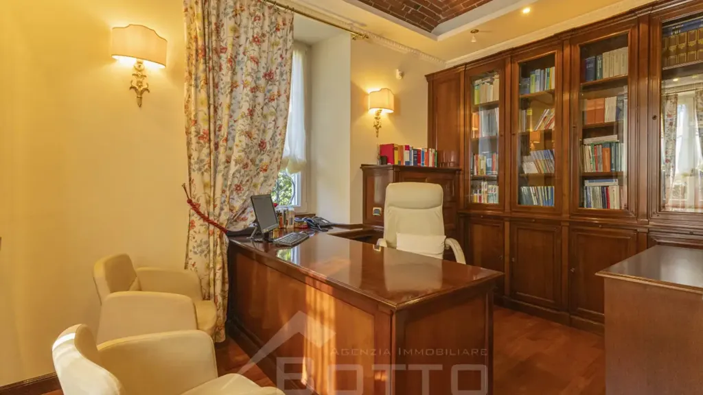 Bureau - Historic Villa with Central Location in Grignasco
