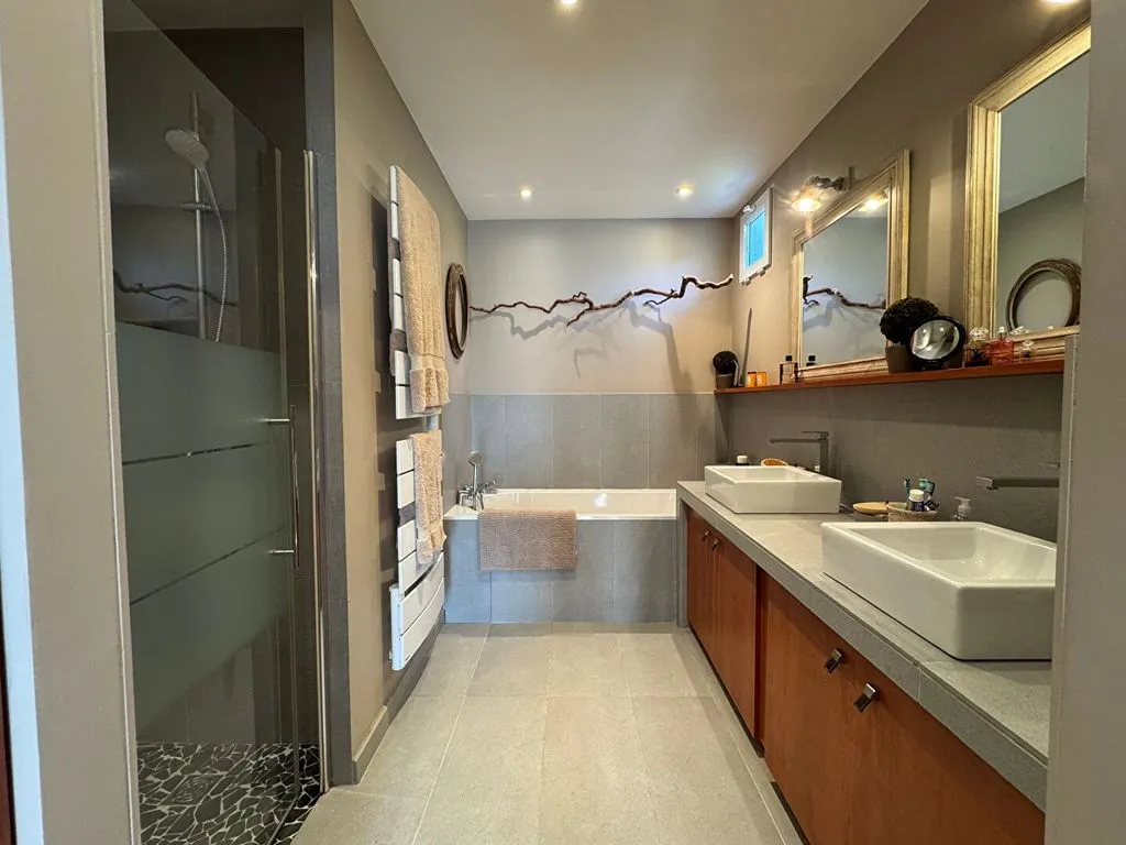 Salles de bain - Maison de Luxe avec Jardin Privé à Saint-Nom-la-Bretêche