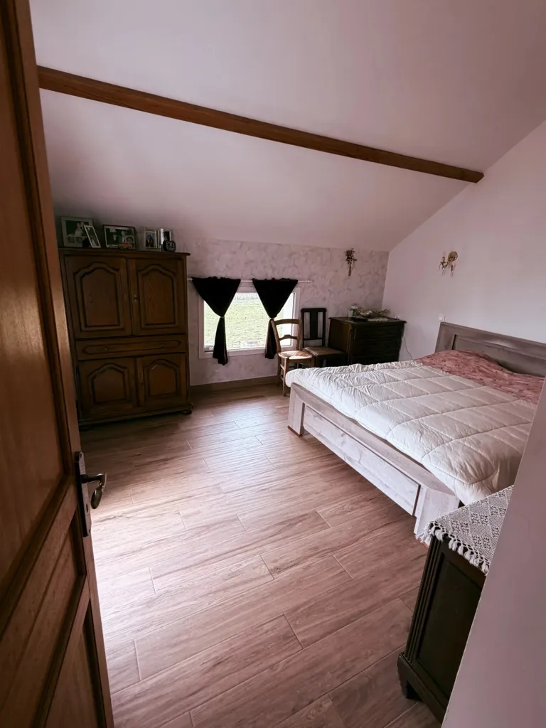 Chambres - Villa avec Vue Panoramique et Grand Balcon en Creuse