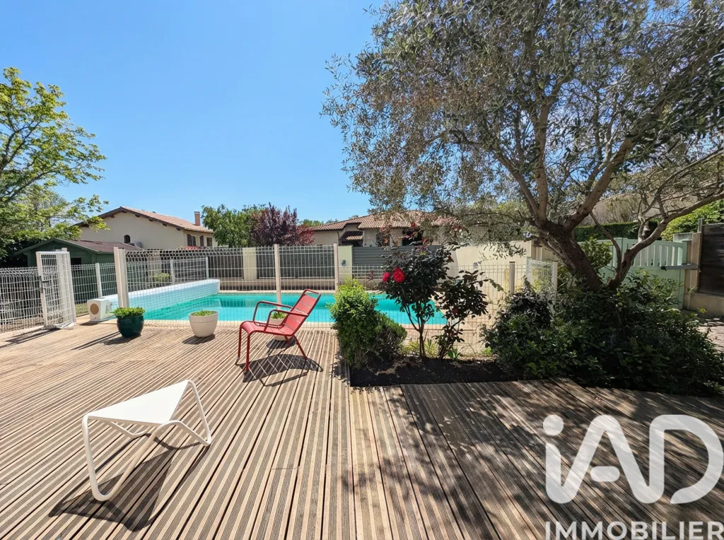Piscine - Maison Traditionnelle avec Piscine à Cornebarrieu
