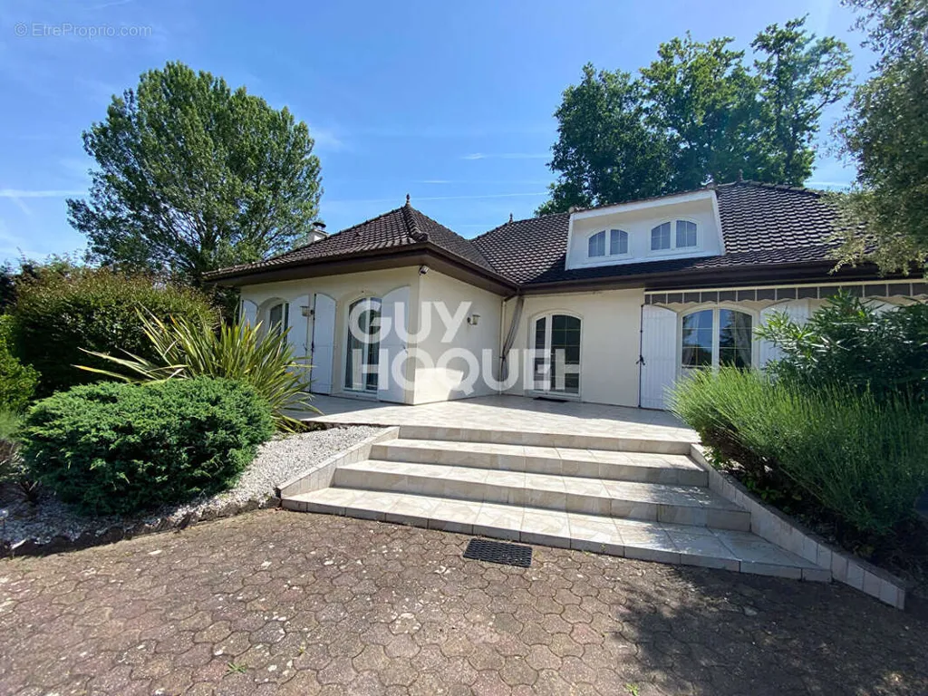 Exterior - Spacious House with Pool near Libourne