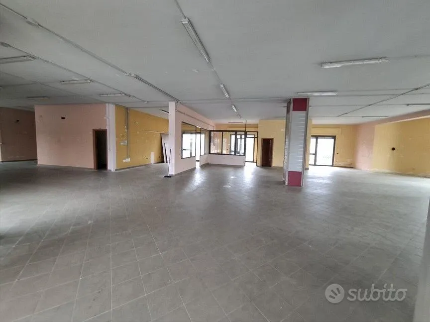 Pièces - Commercial Space with High Visibility in Montesarchio
