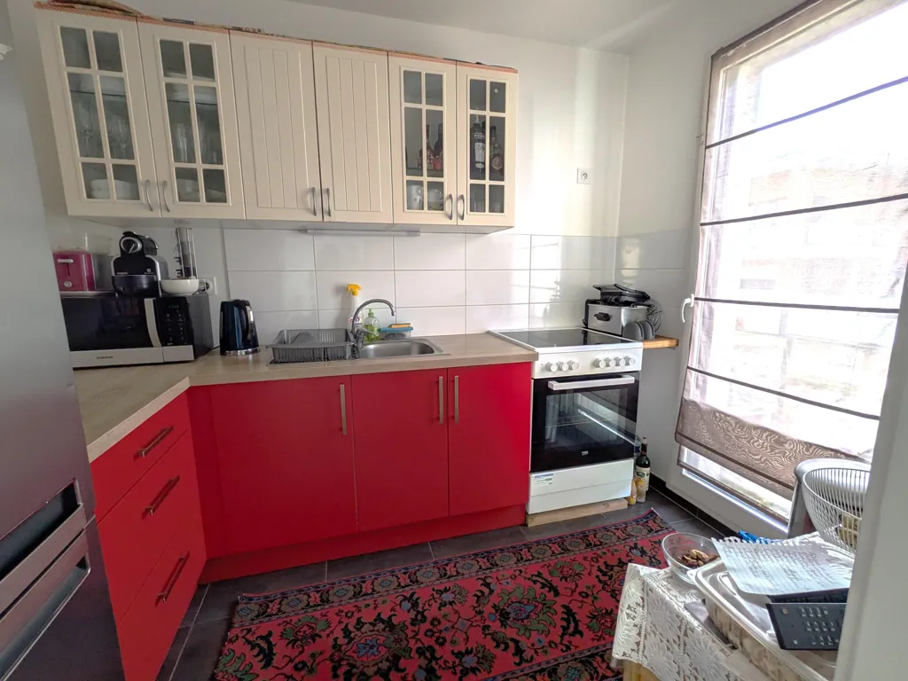 Kitchen - Bright 3-Bed Flat with Terrace in City Centre