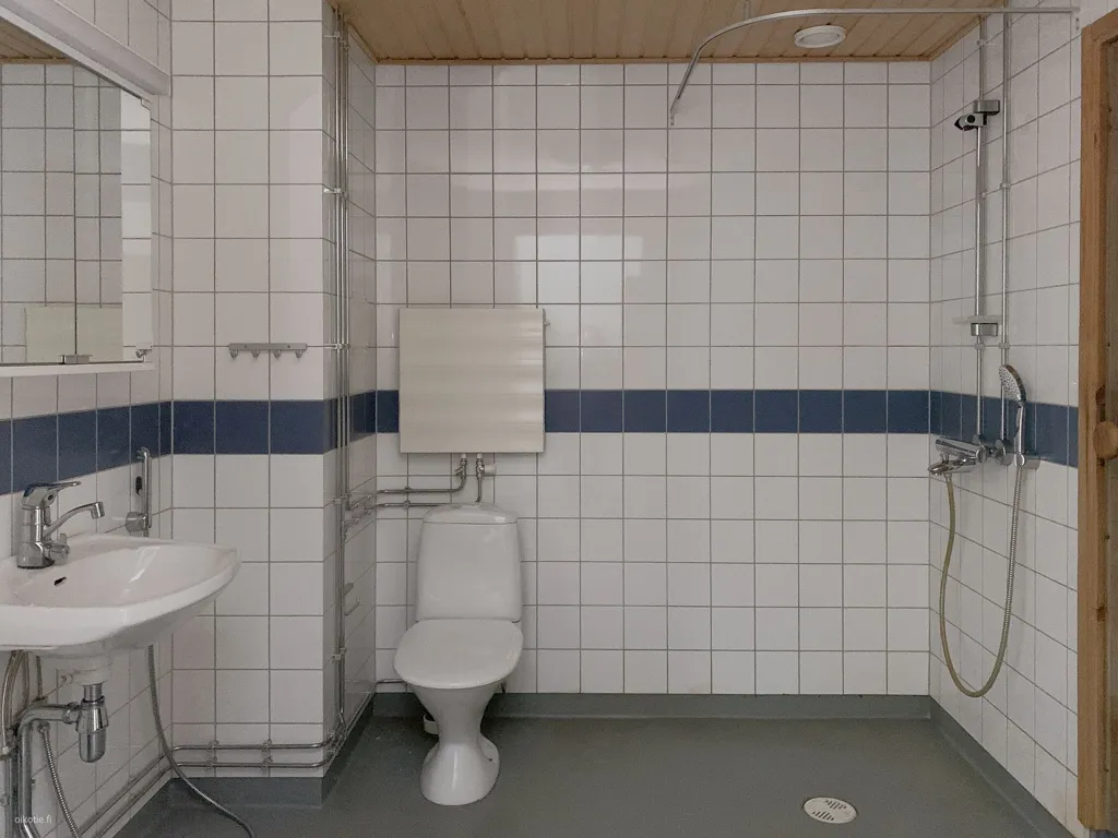 Bathrooms - Spacious Flat with Sauna in Sörnäinen, Helsinki