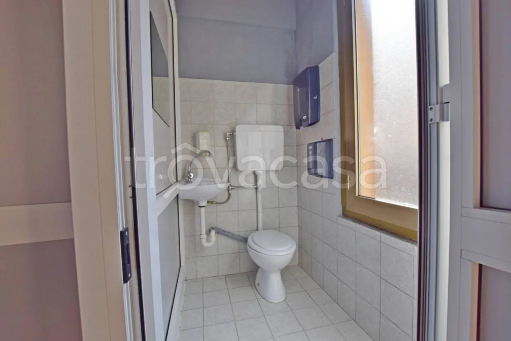 Salles de bain - Commercial Property with Balcony in Mondovì