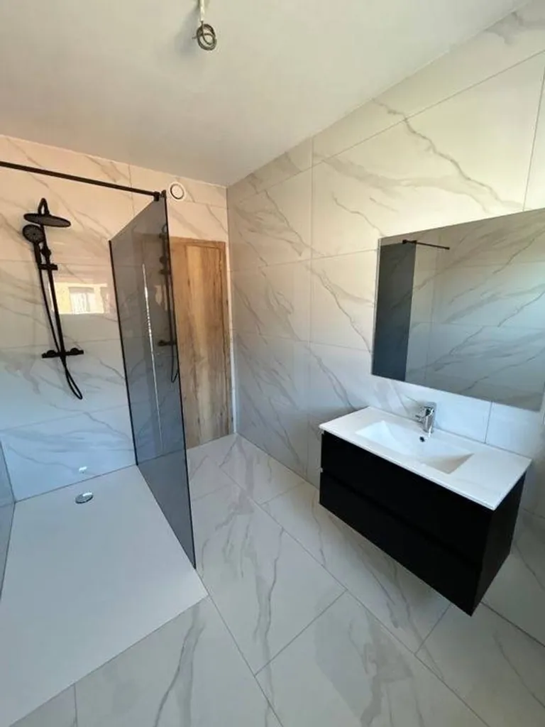 Salles de bain - Appartement neuf avec terrasse à Châtelineau