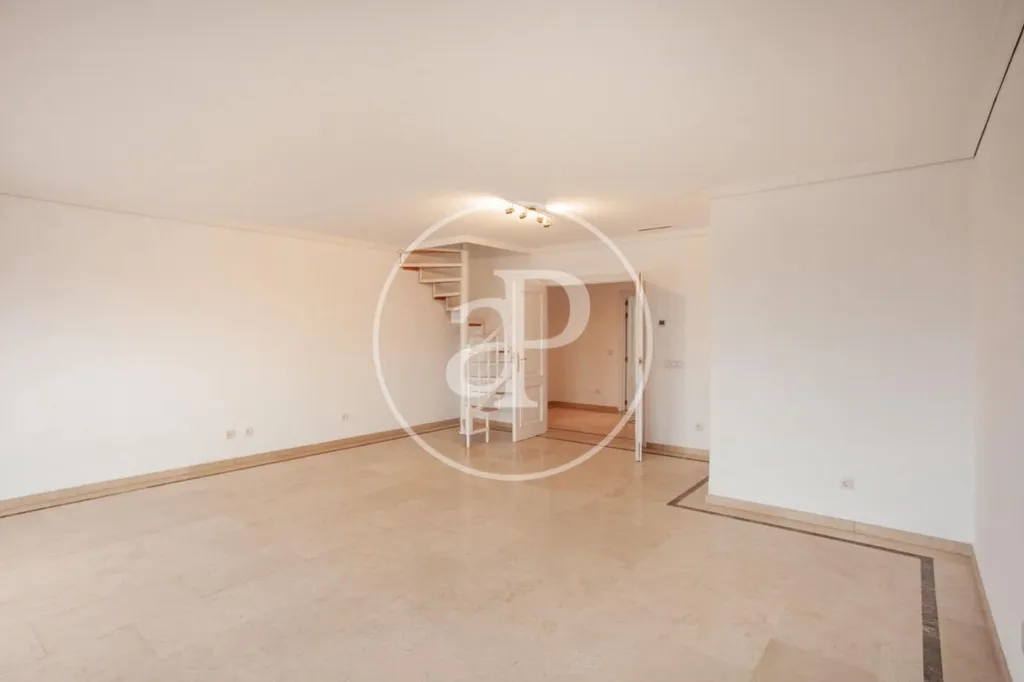Elutuba - Semi-detached Chalet with Terrace in Barajas