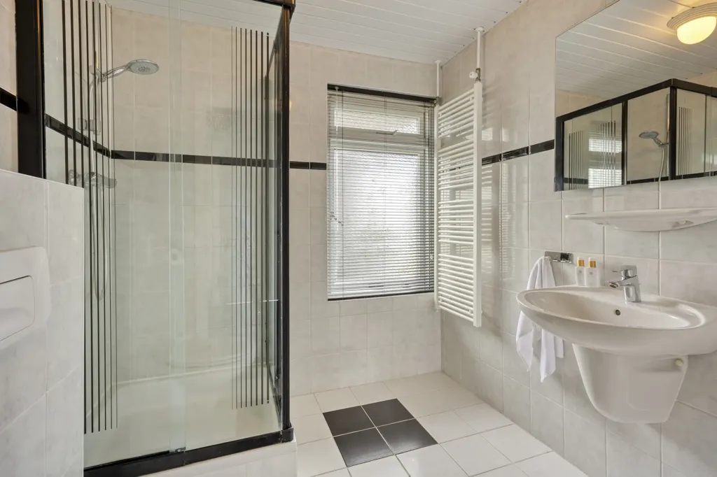 Vannitoad - Semi-Detached Home with Workshop in Honselersdijk