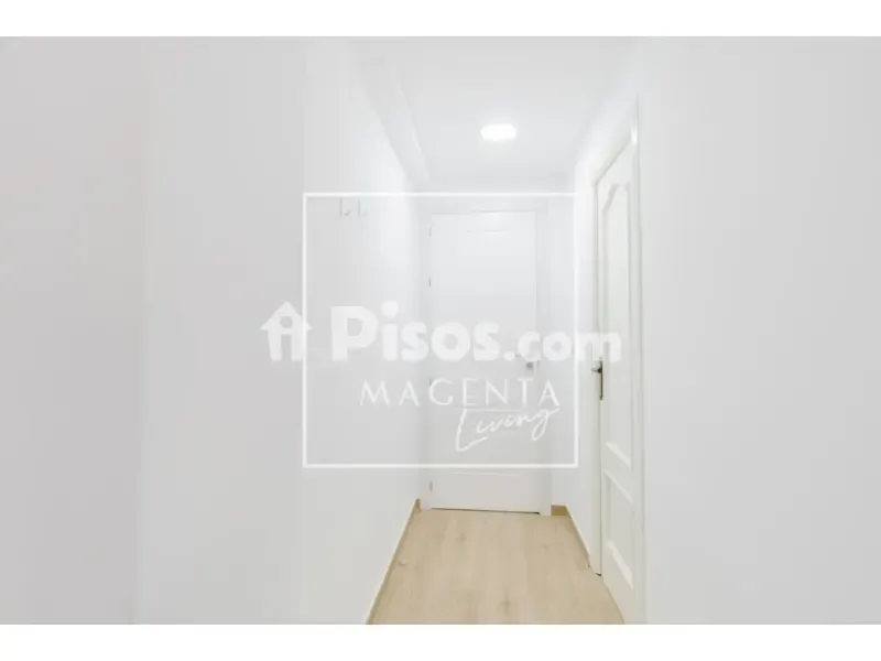 Esik - Bright Studio with Balcony in Murillo Street