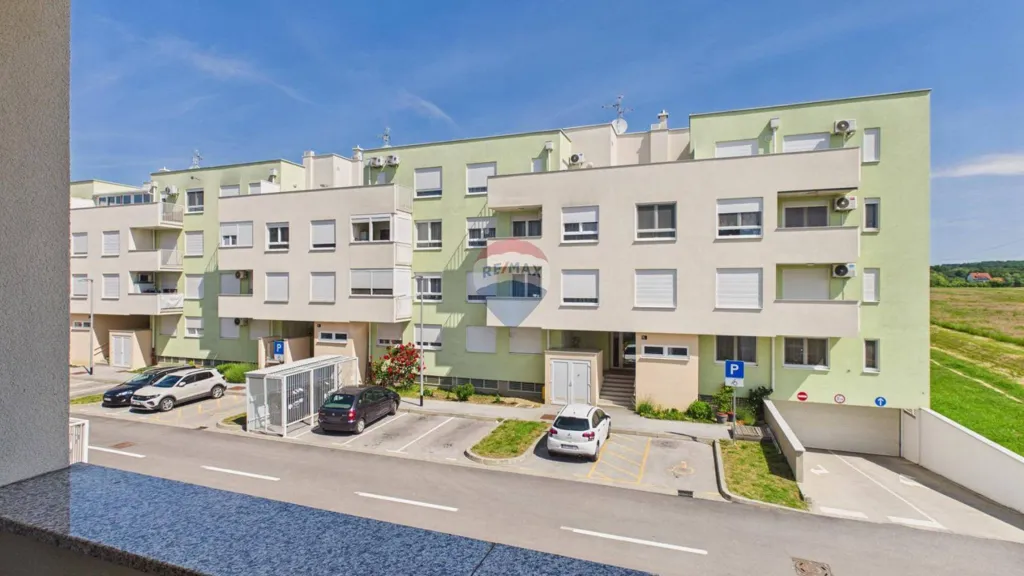 Balcon - Modern Studio Flat with Balcony in Iver, Zagreb