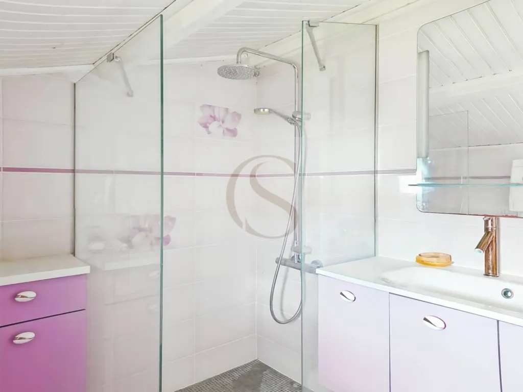 Salles de bain - Maison avec Piscine et Garage au Centre de Lorgues