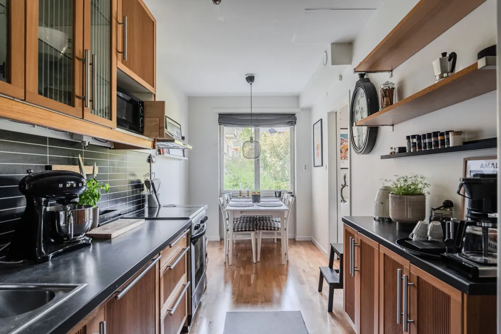 Cucina - Charming Through-Flat with South-West Balcony in Luthagen
