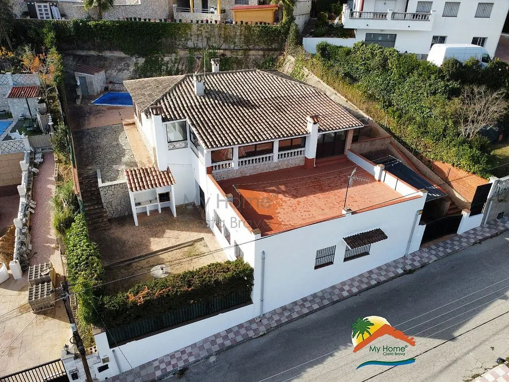 Vista aerea - Chalet with Pool and Terrace in Aiguaviva Parc