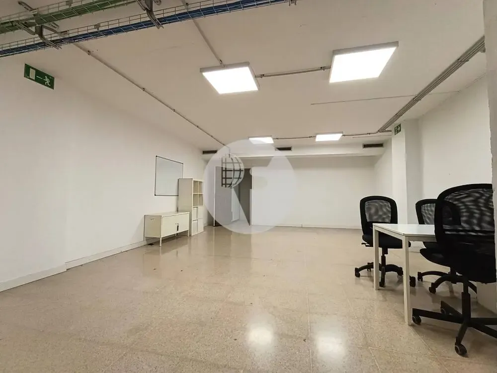 Bureau - Commercial Space with Large Facade in Comte Borrell